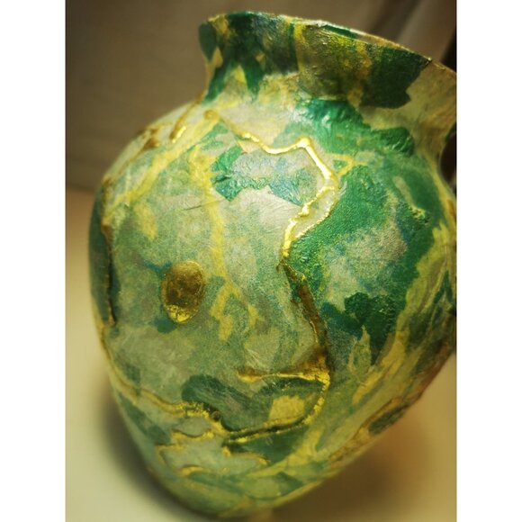 🌿 Handcrafted Decorative Vase with Floral Design - 7.5" Tall Vintage 🌿 - Picture 9 of 11